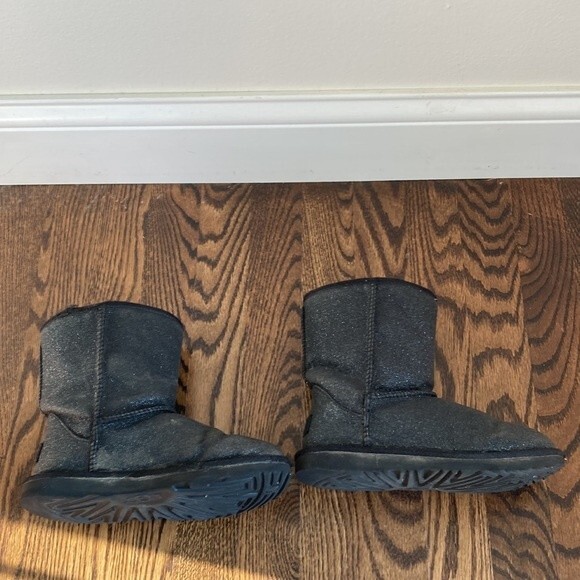 Ugg Classic Short II Glitter Kids- Black size 2. Used condition. - Picture 11 of 11